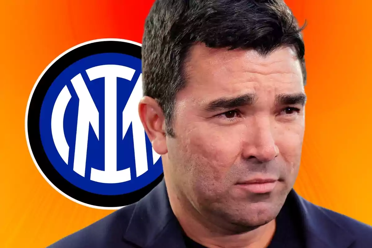 Un hombre con expresión seria frente a un fondo naranja con el logo del Inter de Milán.