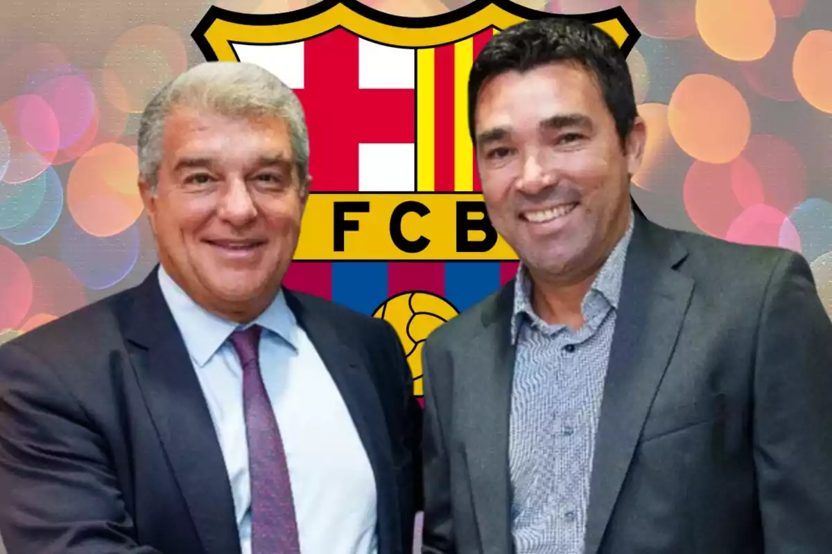 Dos hombres sonrientes con trajes formales posan frente a un escudo del FC Barcelona con un fondo de luces coloridas.