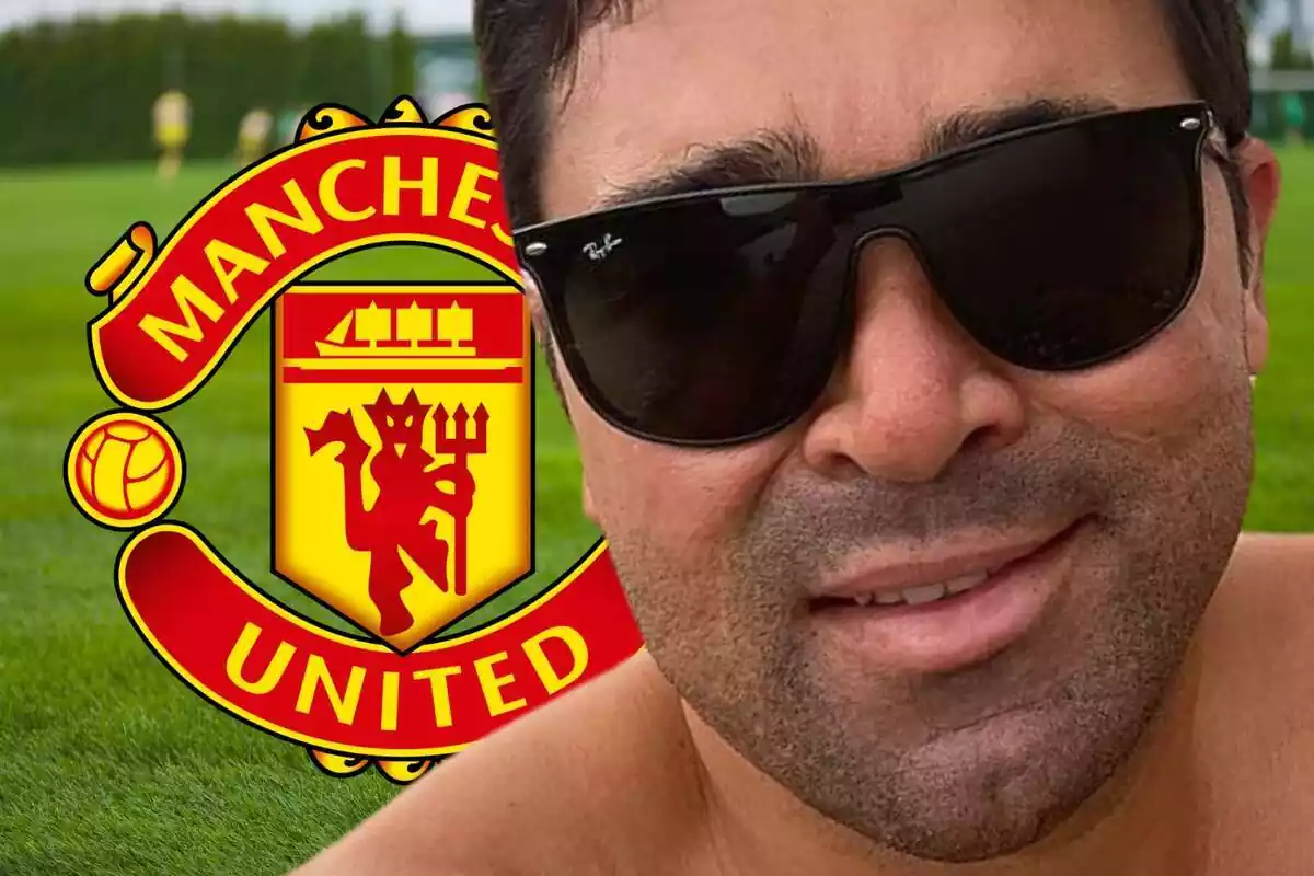 Deco en primer plano con gafas de sol junto a un escudo del Manchester United