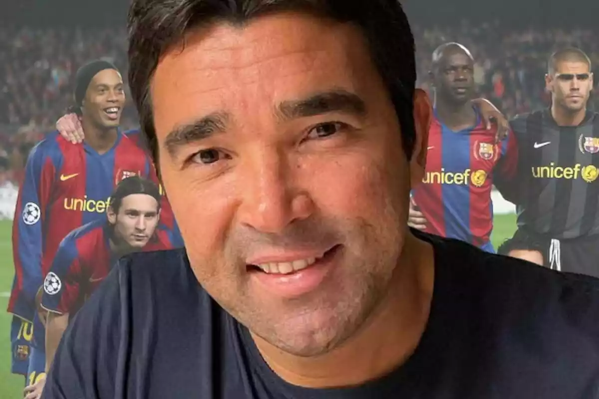 Deco mirando a cámara con una sonrisa con una imagen de los jugadores del FC Barcelona al fondo
