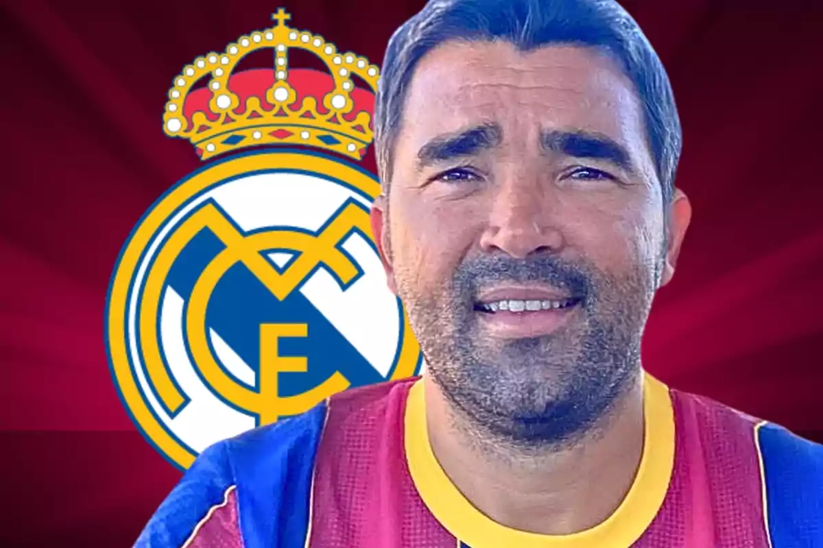 Un hombre con una camiseta de fútbol frente al escudo del Real Madrid.