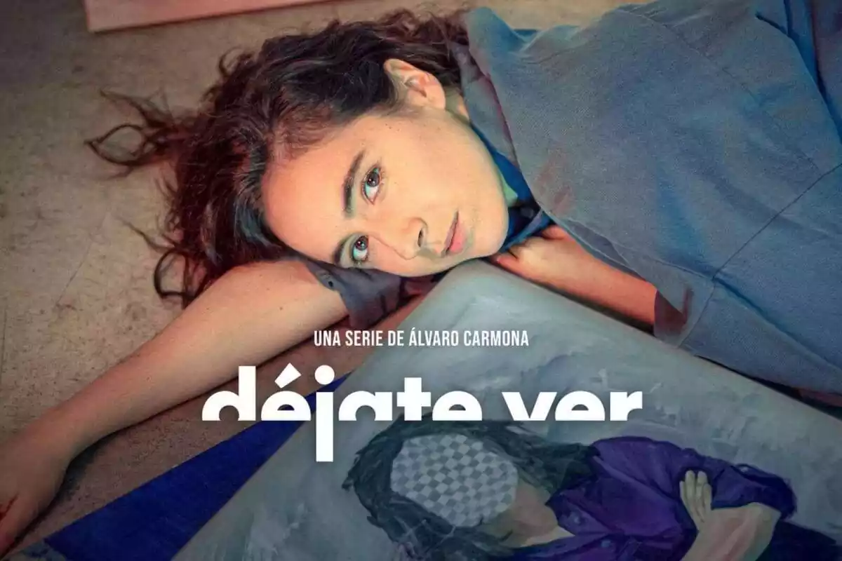 Macarena Sanz en el cartel de Déjate Ver, serie de Álvaro Carmona para atresplayer