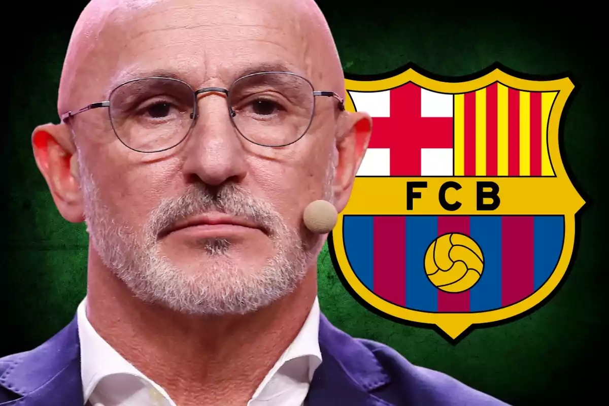 Un hombre con gafas y micrófono frente al escudo del FC Barcelona.