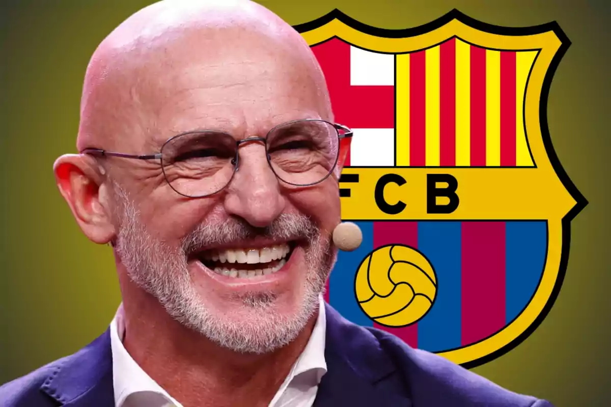 Hombre calvo con gafas y micrófono sonríe frente al escudo del FC Barcelona