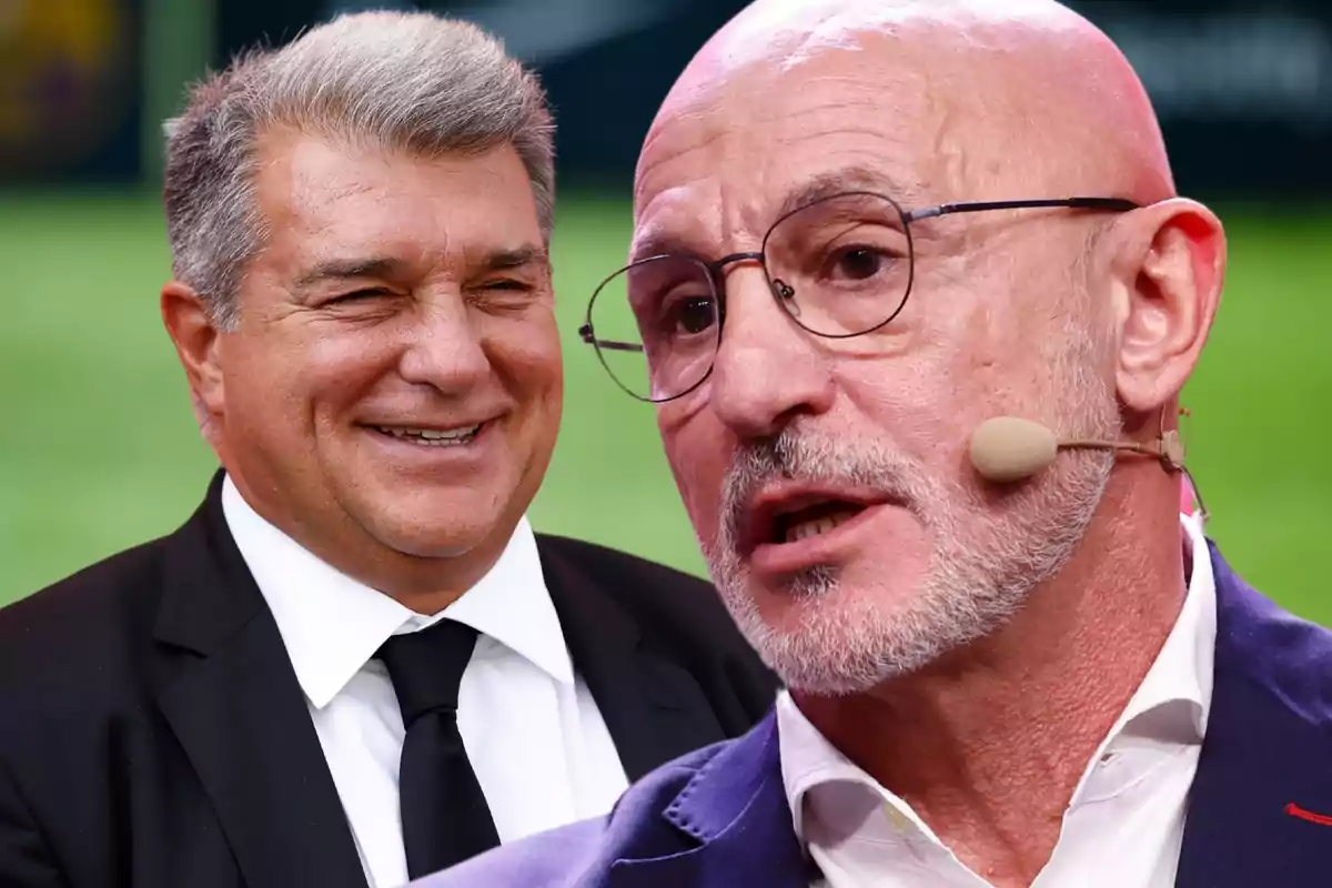 Dos hombres de mediana edad con traje, uno de ellos sonriente y el otro usando gafas y micrófono de diadema, sobre un fondo verde desenfocado