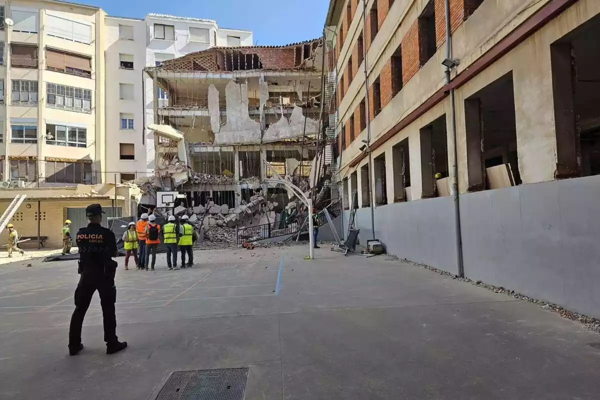 Policia en el derrumbe de un edificio