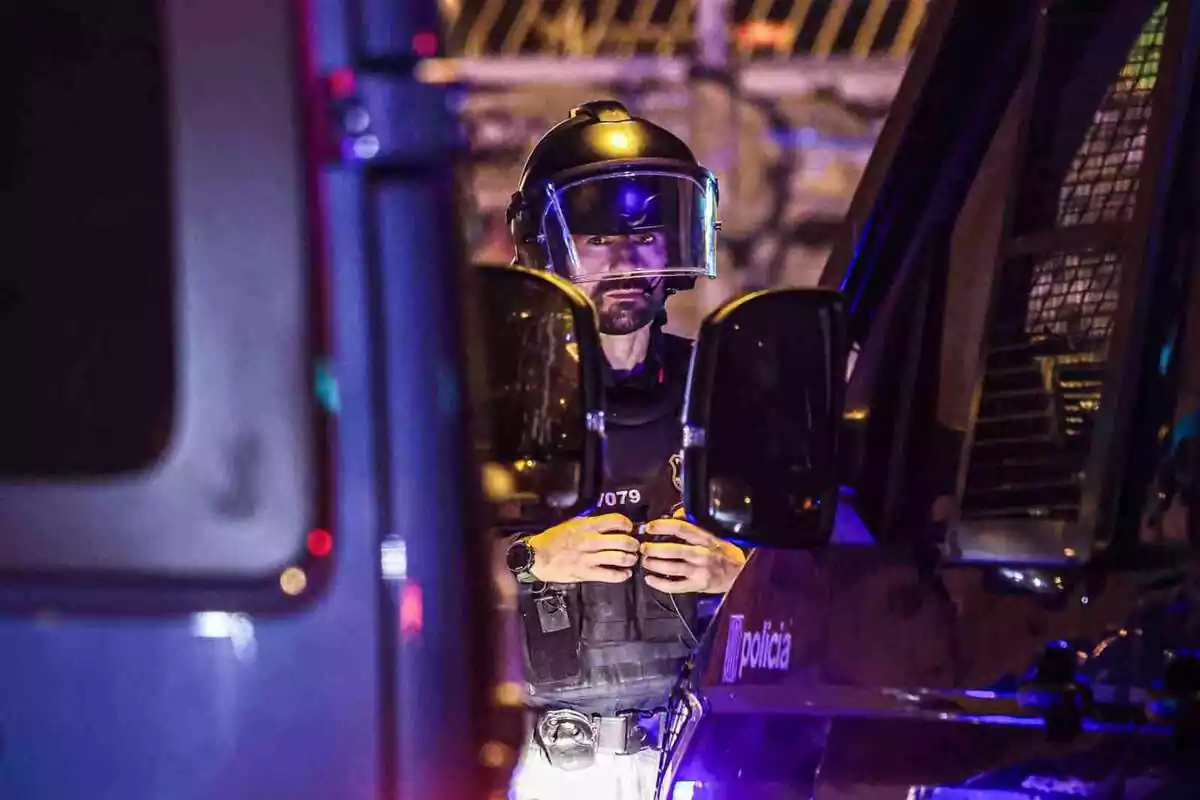 Imagen de un agente de los Mossos d'Esquadra en el desalojo de un edificio en Barcelona