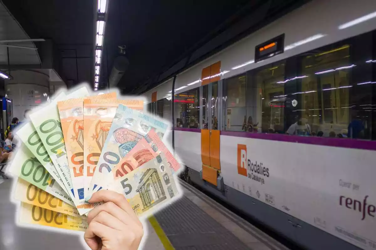Un tren de Renfe en una estación y varios billetes de euros en primer plano