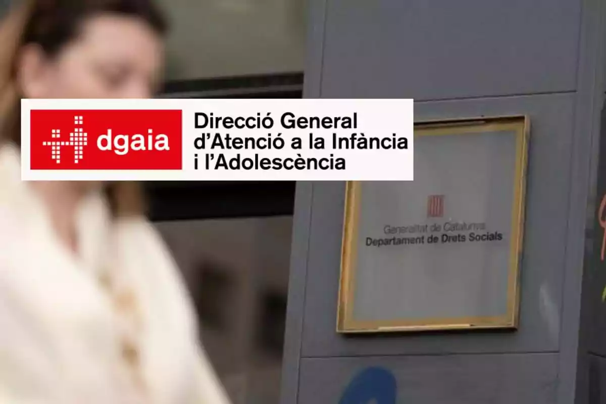 Una persona desenfocada frente a un edificio con un cartel que dice Una persona desenfocada frente a un edificio con un cartel que dice