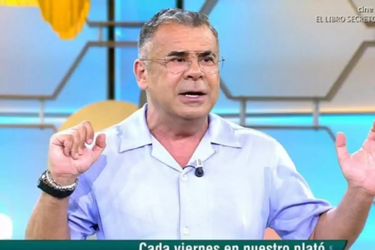 Jorge Javier Vázquez con gafas y camisa clara gesticula mientras habla en el plató de El Diario de Jorge.