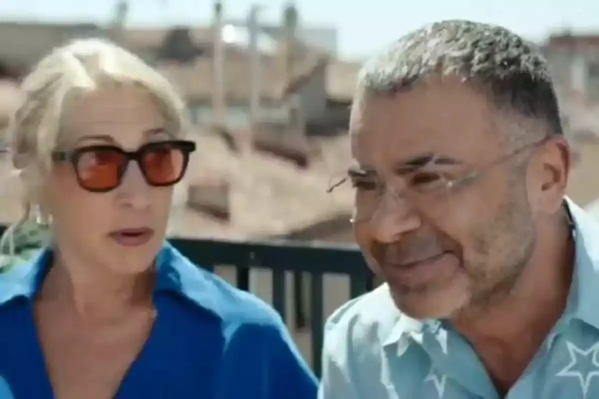 Captura de Jorge Javier Vázquez conversando al aire libre, una mujer con gafas de sol y un hombre con gafas transparentes en la promo de El Diario de Jorge