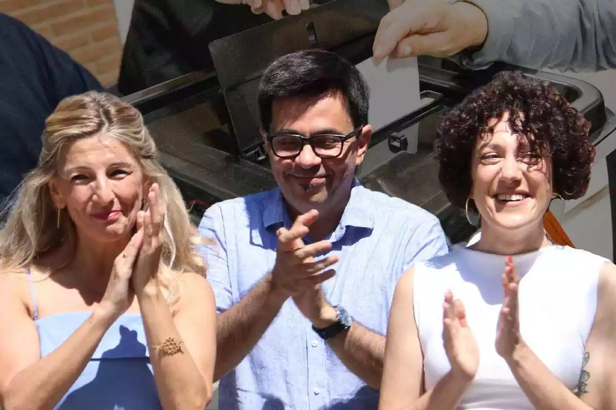 Montaje con una foto de un plano medio corto de Yolanda Díaz, Gerardo Pisarello y Aina Vidal aplaudiendo y una urna del 1 de octubre de fondo