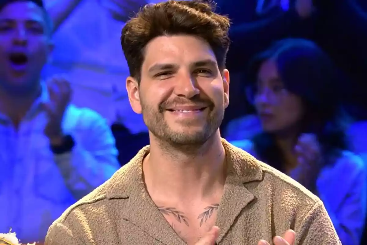 Captura de Diego Matamoros sonriendo en el plató de Supervivientes