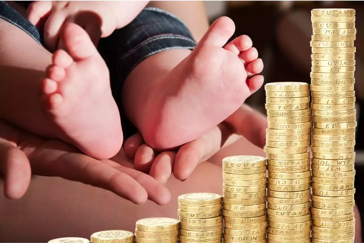 Los pies de un bebé con una montaña de monedas en primer plano