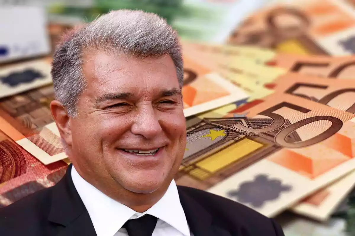 Joan Laporta sonriendo con dinero de fondo