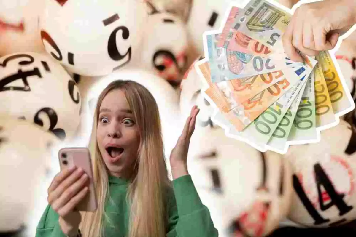 Una joven sorprendida mirando su teléfono con billetes de euro y bolas de lotería en el fondo.