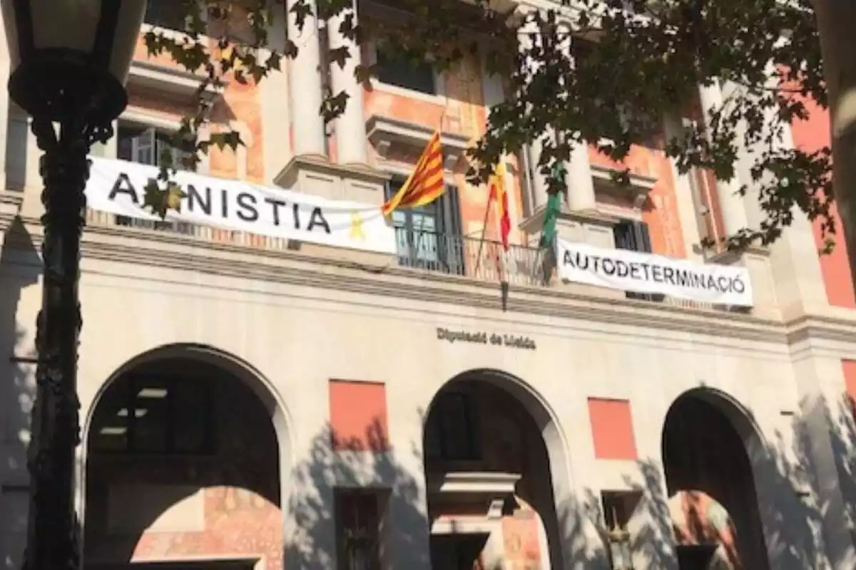 Imagen de la fachada de la Diputación de Lleida con una pancarta a favor de la amnistía y otra a favor de la autodeterminación