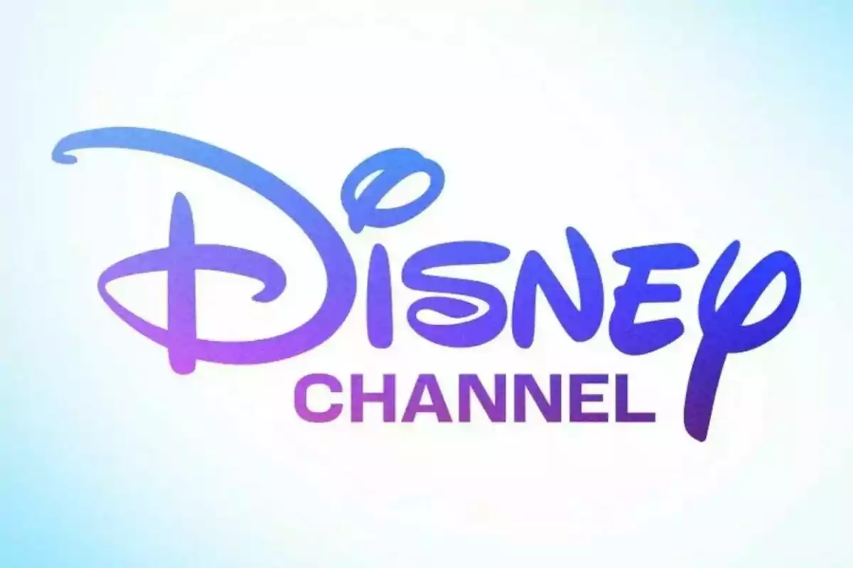 Logotipo de Disney Channel con fondo degradado azul claro.