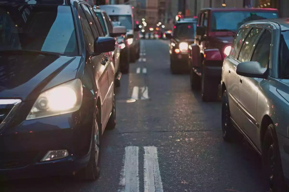 Tránsito en doble carretera de coches en el centro de una ciudad