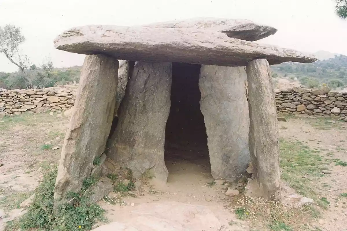 Dólmenes, para muchos simples tumbas, para otros lugares sagrados y con fuerzas telúricas Dólmenes, para muchos simples tumbas, para otros lugares sagrados y con fuerzas telúricas