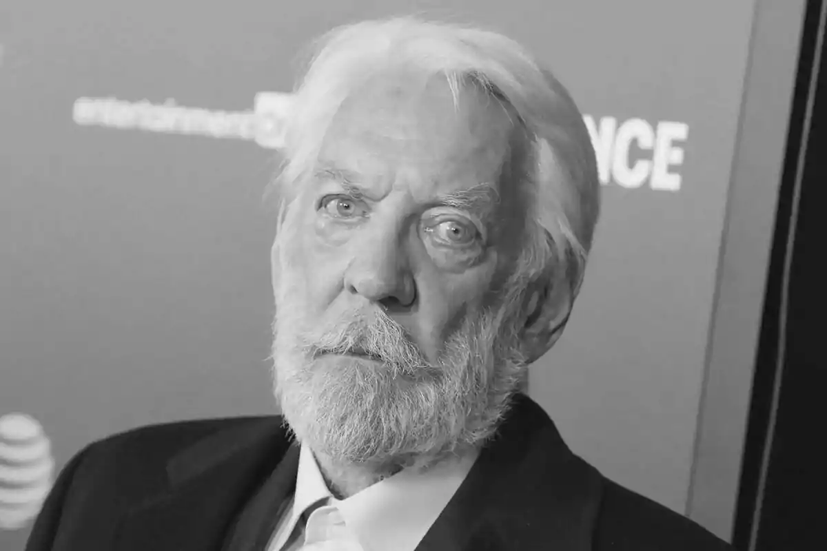 Fotografía en blanco y negro del actor Donald Sutherland