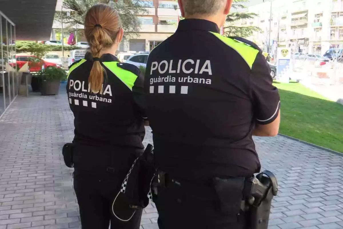 Imagen de dos agentes de la Guardia Urbana de Lleida