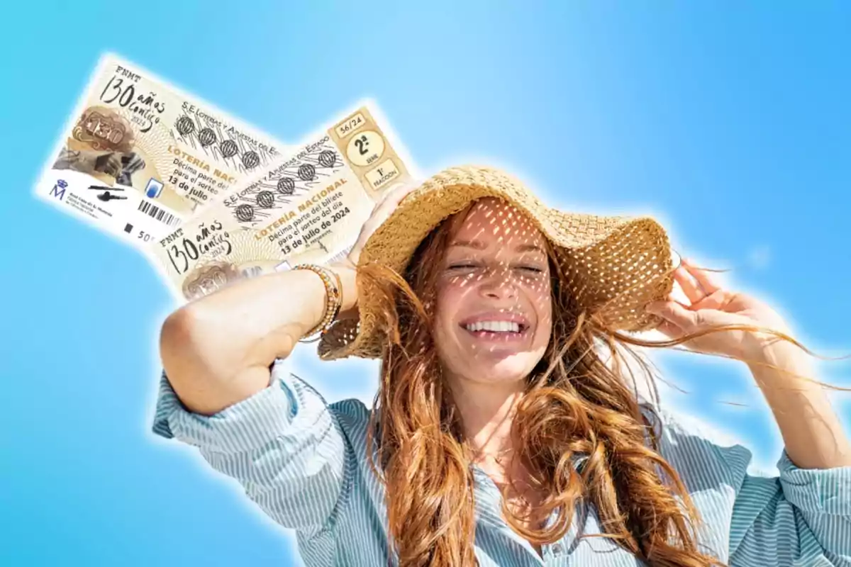 Una mujer sonriente con sombrero de paja sostiene boletos de lotería en un día soleado con un cielo azul de fondo.