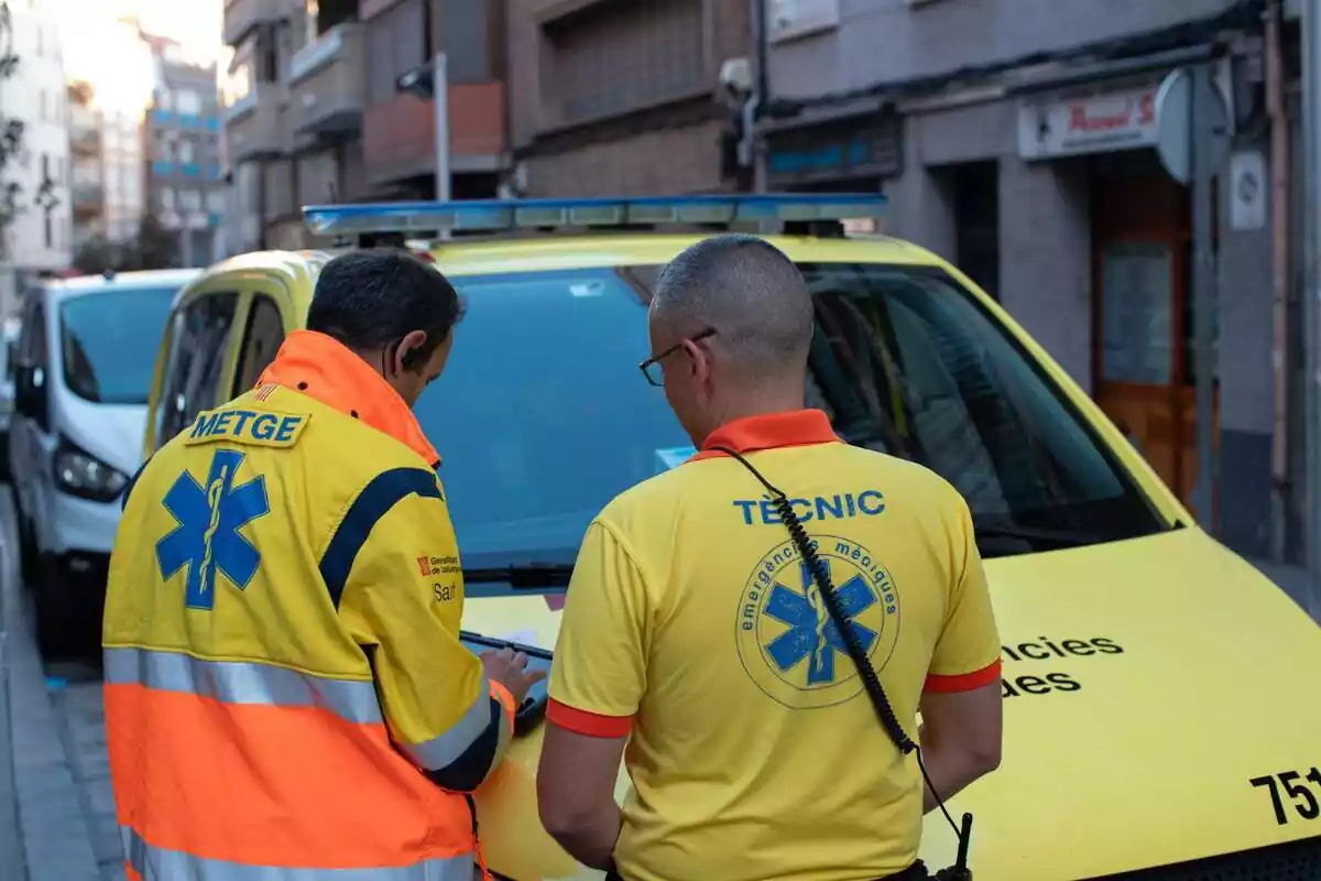 Imagen de dos sanitarios del Sistema de Emergencias Médicas (SEM)