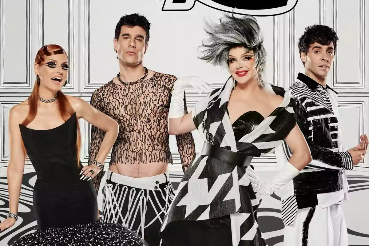 Fotografía de Ana Locking, Javier Calvo, Supremme de Luxe y Javier Ambrossi posando con atuendos de moda en blanco y negro frente a un fondo con paneles decorativos en los carteles de Drag Race España