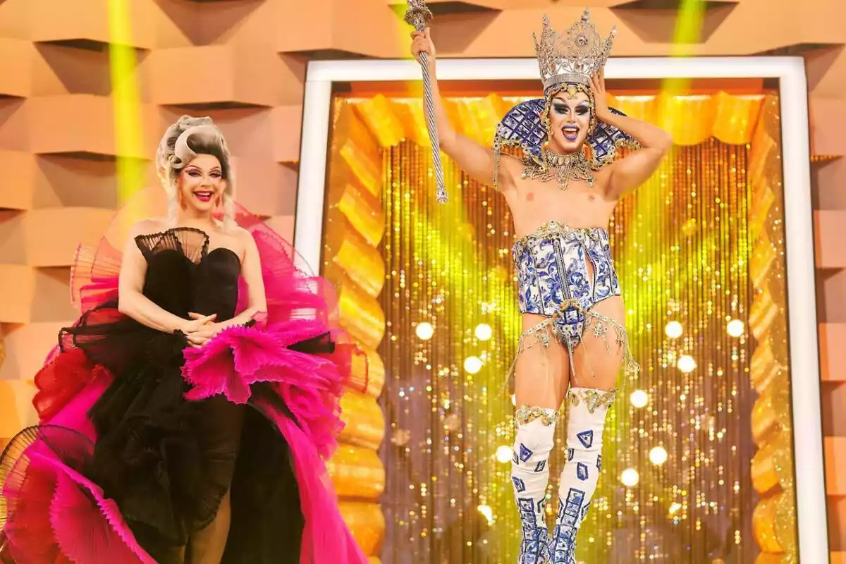 Fotografía de Drag Sethlas junto a Supremme de Luxe con la corona y el centro de ganadora de Drag Race España: All Stars en atresplayer