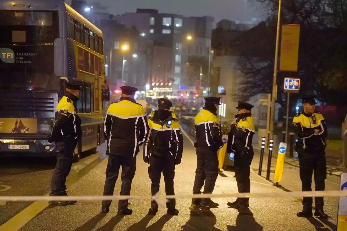 Un cordón policial formado por 6 policias irlandeses en una calle de Dublín tras el ataque de varias personas, entre ellos tres niños, con un cuchillo