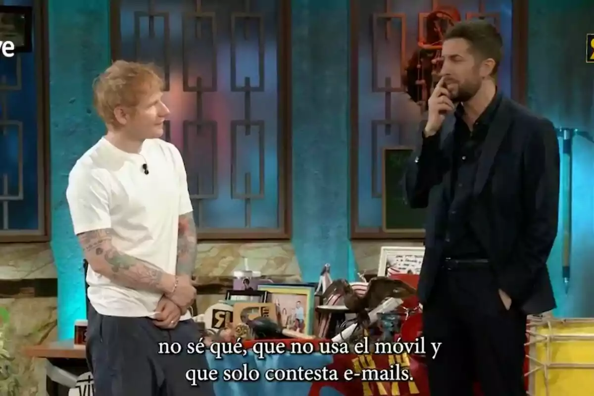 David Broncano y Ed Sheeran conversan en 'La Revuelta', uno lleva camiseta blanca y el otro viste traje oscuro, en la parte inferior hay subtítulos en español. David Broncano y Ed Sheeran conversan en 'La Revuelta', uno lleva camiseta blanca y el otro viste traje oscuro, en la parte inferior hay subtítulos en español.