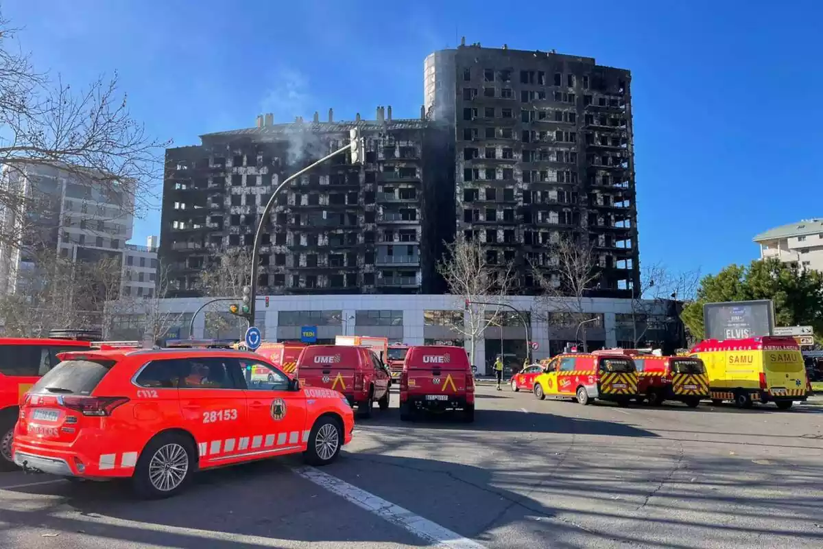 Imagen del edificio de Valencia completamente calcinado