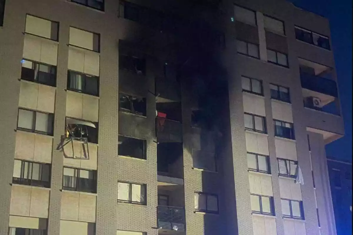 Imagen de un edificio quemado por una explosión saliendo humo en Valladolid