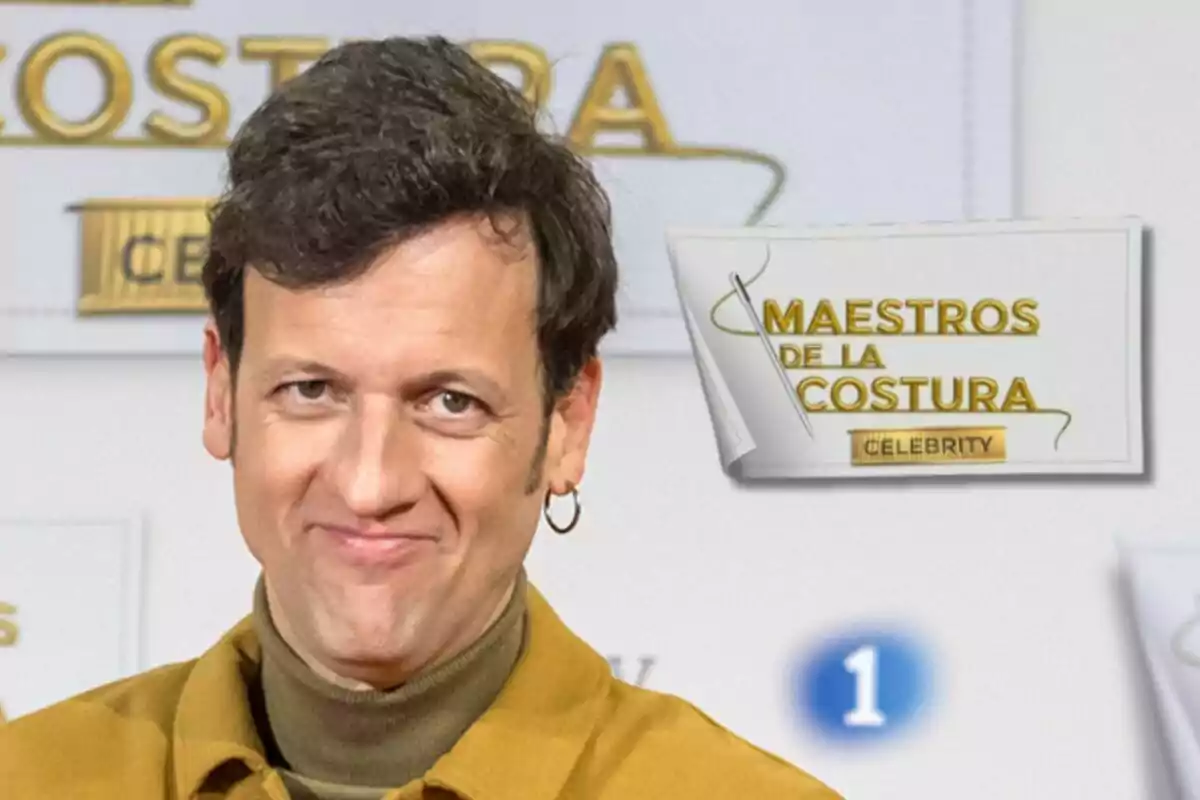 Edu Soto con cabello oscuro y un pendiente sonríe frente a un cartel que dice "Maestros de la Costura Celebrity".