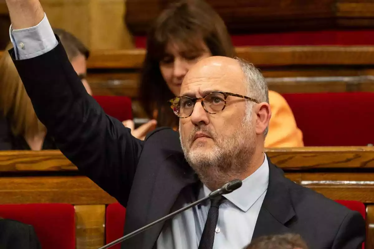 Plano corto de Eduard Pujol durante una votación en el pleno del Parlament