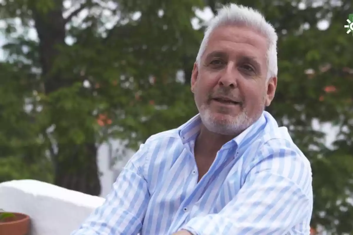 Foto de Eduardo Bandera, con pelo blanco, barba y camisa de rayas, en Canal Sur