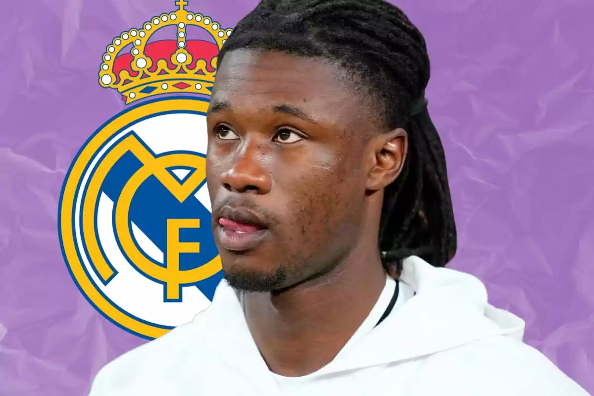 Jugador de fútbol con rastas y sudadera blanca frente al escudo del Real Madrid sobre un fondo morado
