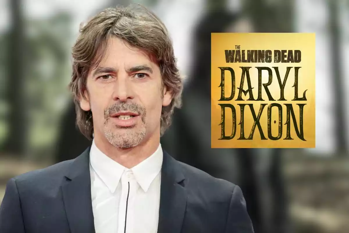 Eduardo Noriega con traje frente a un cartel de "The Walking Dead: Daryl Dixon".