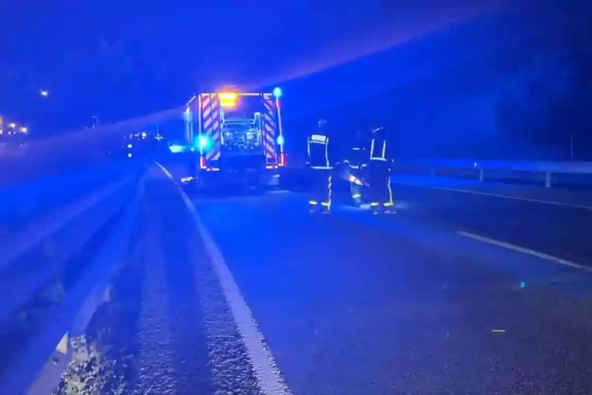 Efectivos de los Bomberos de la Comunidad de Madrid trabajando de noche en el accidente que se ha producido en la incorporación de la A-2 a la M-50, en San Fernando de Henares (Madrid)