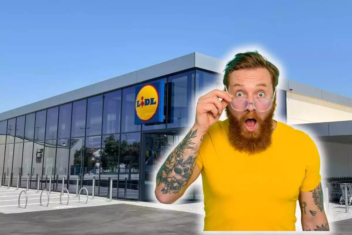 Hombre pelirrojo con tatuajes y camiseta amarilla sorprendido se baja las gafas sobre fondo de exterior de Lidl