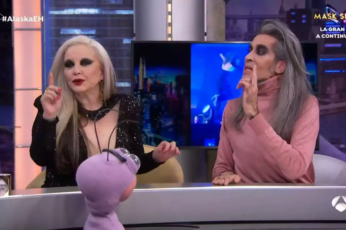 Alaska y Mario Vaquerizo conversando en 'El Hormiguero' con un muñeco en la mesa.