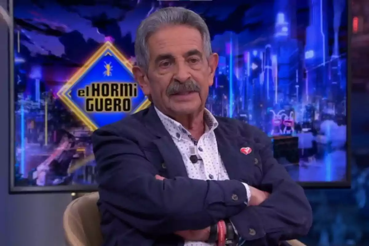 Captura de 'El Hormiguero' con Miguel Ángel Revilla hablando en traje azul y los brazos cruzados