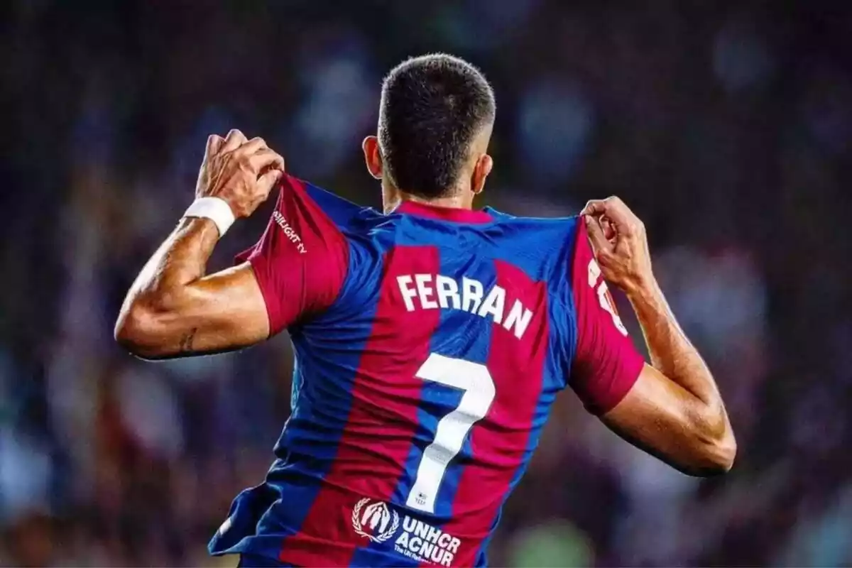 El-jugador-del-barça-Ferran-Torres-despaldas-en-un-partido-enseñando-su-camiseta