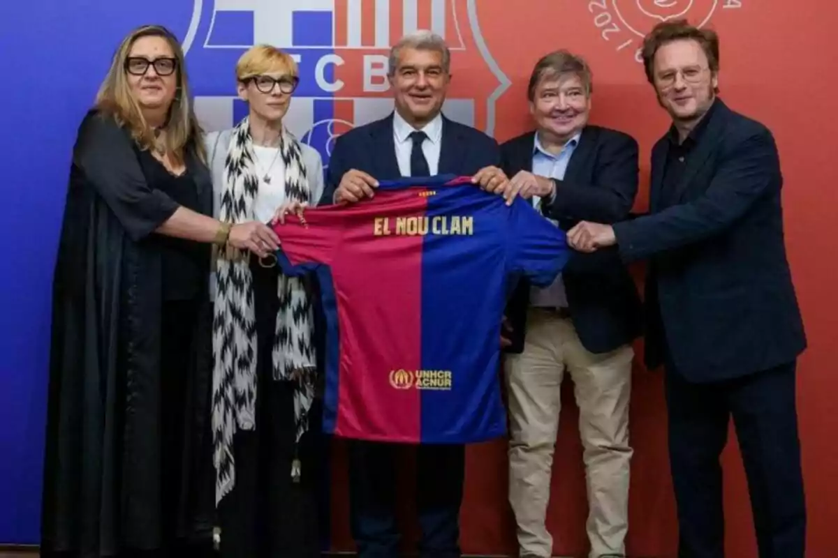 Elena Fort, Rosa Romà, Joan Laporta, Sígfrid Gras y David Carabén sosteniendo una camiseta del FC Barcelona con el texto "El Nou Clam" frente a un fondo con el logo del club.