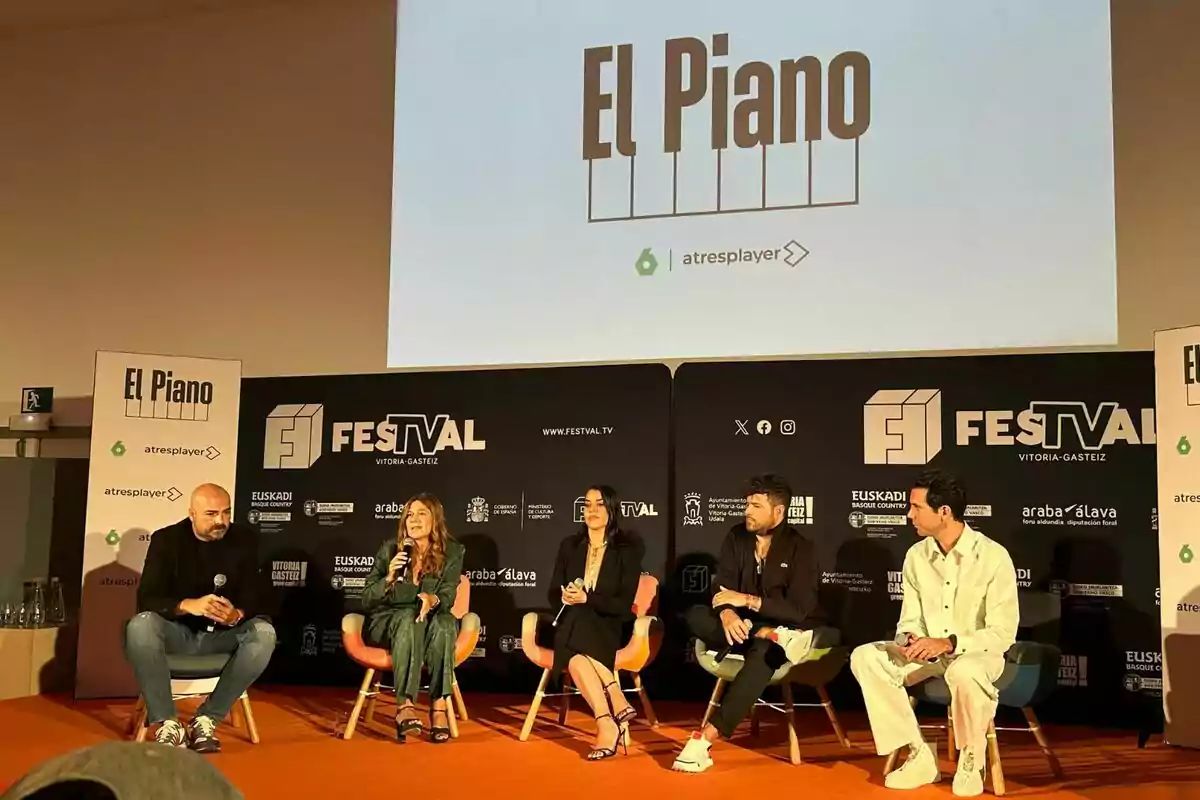 Ruth Lorenzo, Pablo López y Mika están sentadas en un escenario durante la rueda de prensa de El Piano en el FesTVal de Vitoria-Gasteiz, con un fondo que muestra los logotipos de atresplayer y otros patrocinadores.