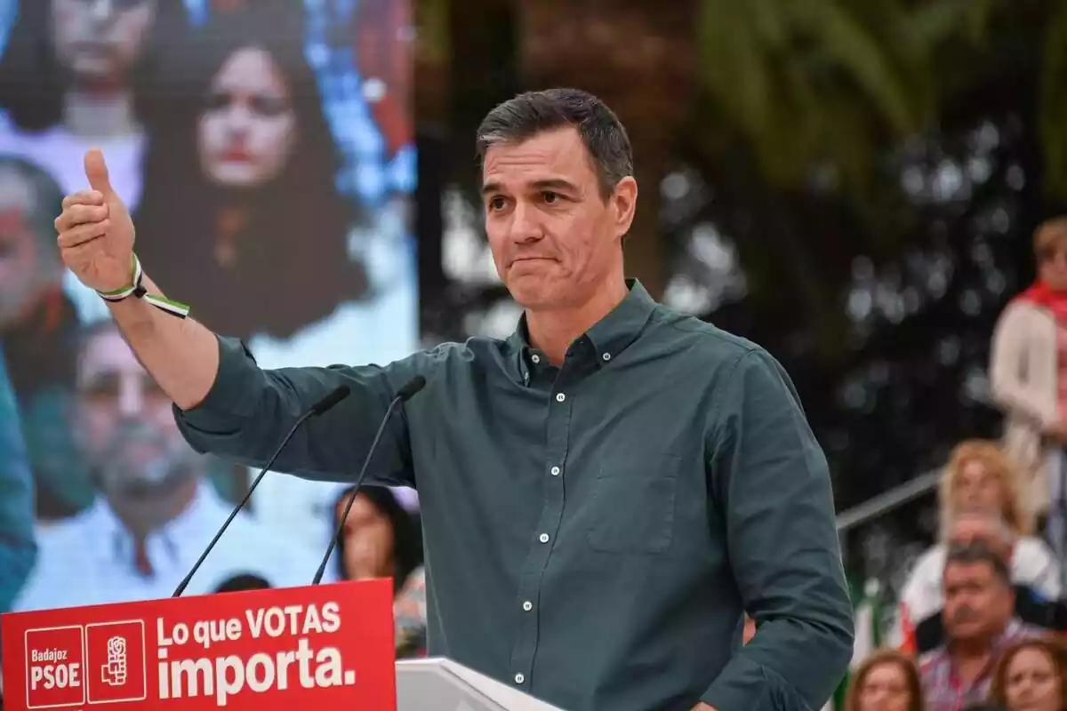 Pedro Sánchez en un acto electoral del PSOE con rostro de preocupación