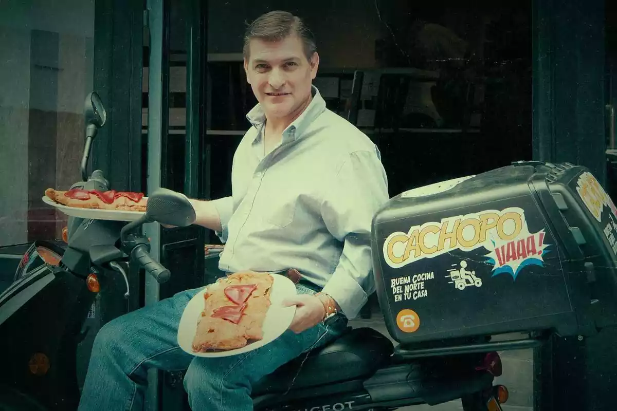 Fotografía de El Rey del Cachopo en su moto mostrando dos platos de comida