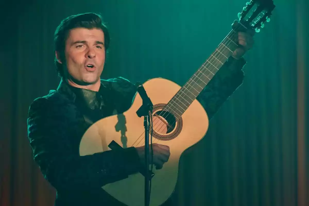 Un hombre tocando una guitarra y cantando en un escenario iluminado con luces verdes en la película El Rey Peret