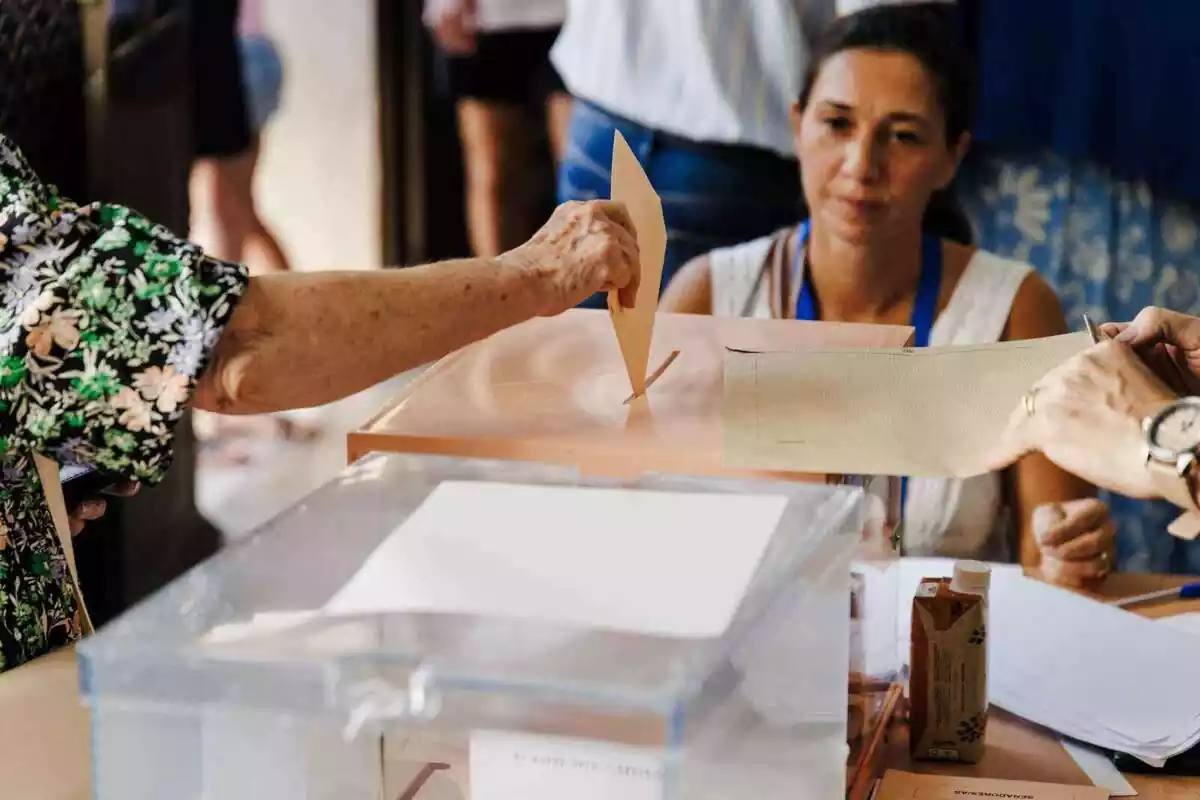 Imagen de una mujer votando en un colegio electoral en las elecciones generales de este 23 de julio